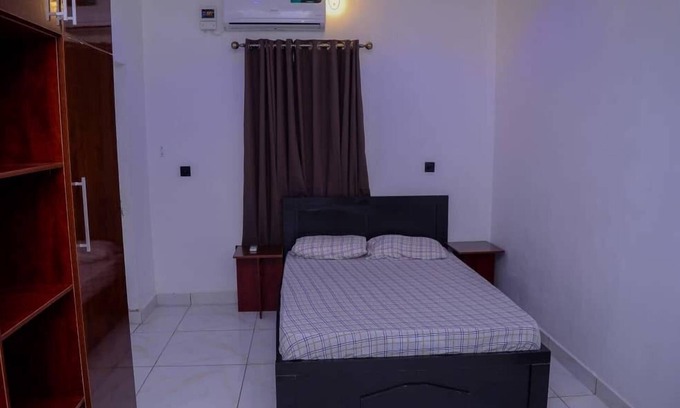 Surulere Apartment | Bamgbose Apartments - Sleeps 2 - Parking - WiFi