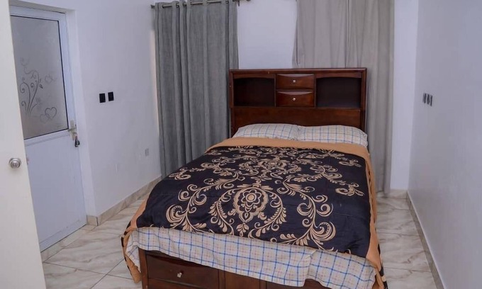 Surulere Apartment | Bamgbose Apartments - Sleeps 2 - Parking - WiFi
