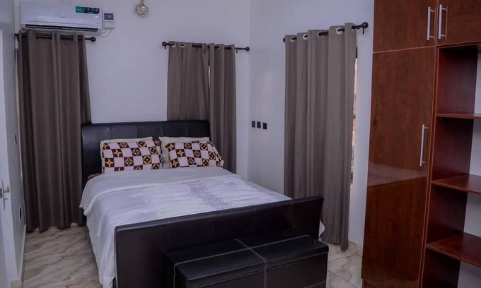 Surulere Apartment | Bamgbose Apartments - Sleeps 4 - Parking - WiFi