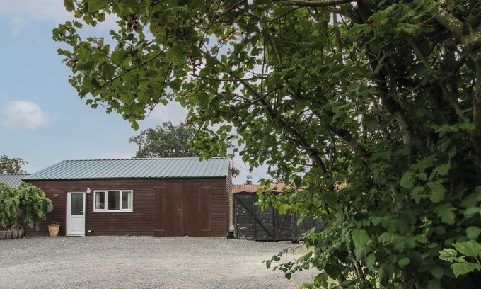 Chirbury with Brompton Cottage | BANK FARM HOUSE COTTAGE, pet friendly, with a garden in Montgomery