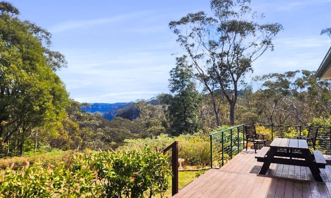 Blue Mountains City Council House | Banksia Tops with views to The Three Sisters