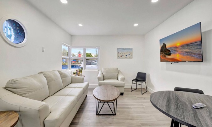 Barrier Island Apartment | Banyan St 2BR/1BA off Las Olas- Steps to Beach #1