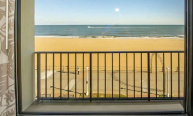 Northeast Virginia Beach Resort | Barclay Towers Resort Oceanfront Unit with Full Oceanfront Balcony