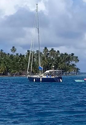 El Porvenir Boat Rental | Barco Alejo - Hunter Legend 40 frente a tu isla soñada !