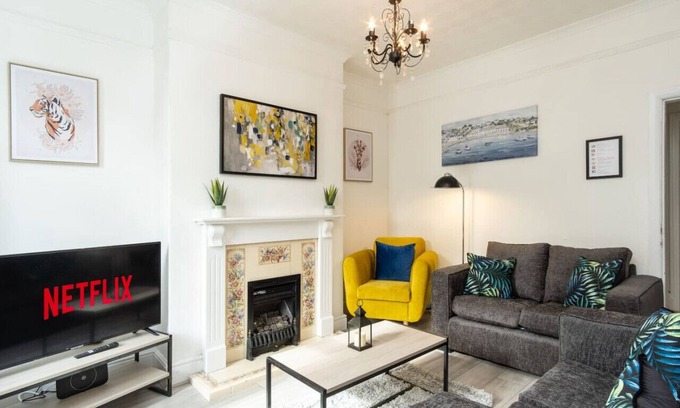 Coventry House | Barras House - Cosy home with parking close to Coventry City Centre and the Hospital
