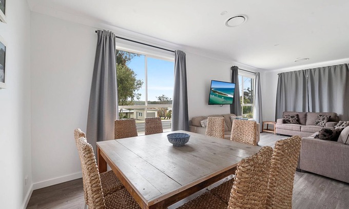 Erowal Bay House | Basin Escape - short walk to the waters edge.