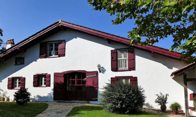 Louhossoa Apartment | BaskoParadis I Eco-Gite I Basque farmhouse I Calm I Terrace I View I Donkeys