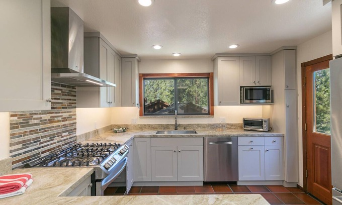 Truckee House | Basque Lodge- Ski Shuttle to Lifts- Pet Friendly- Gym and Pool Access