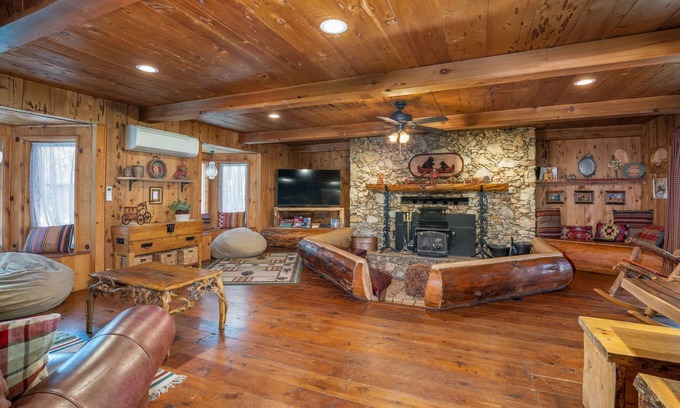 Wishon Cabin | Bass Lake's FunkyButt Cabin - Pet Friendly w/ Hot Tub, firepit, and more!