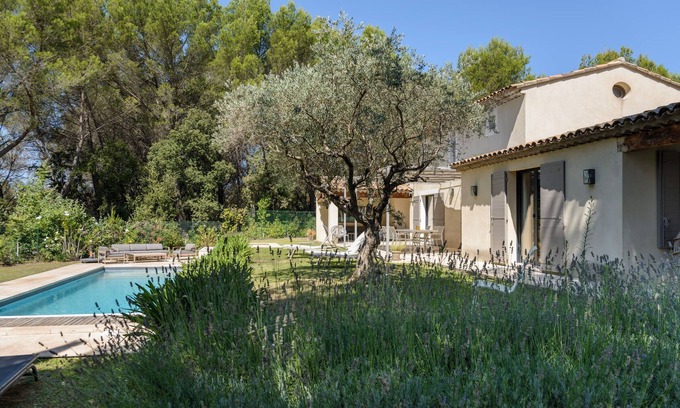 Lourmarin Villa | Bastide Blanche: Villa with swimming pool and pétanque court in Lourmarin.