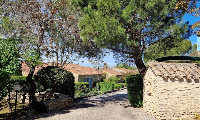 Gordes House | Bastidon*, on one level, with private garden, view of the Lubéron, swimming pool.