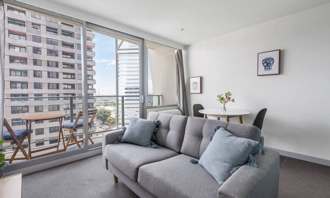 West Melbourne Apartment | Batman Hideaway Minutes from Queen Vic Market