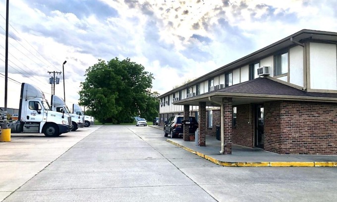 Baxter Springs Hotel | Baxter Inn 4 Less