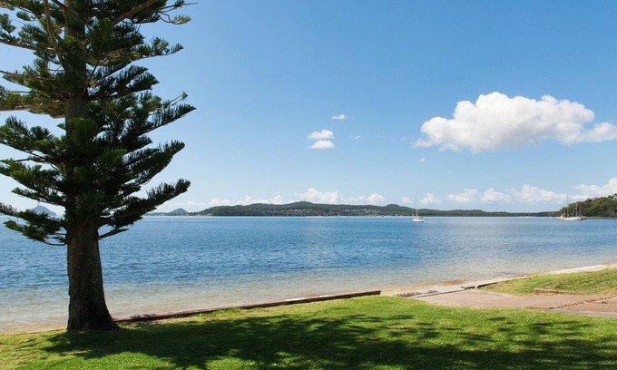 Salamander Bay Villa | Bay Beach at salamander Bay on the waterfront of Salamander Bay Beach