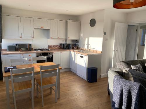 Freshwater Ski Chalet | Bay - Brambles Chine, Colwell Bay - 5 star WiFi - Short walk to The Hut and beach - 1 night stays available - Ferry offers