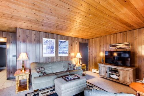 Whitefish Apartment | Bay Point Lakefront 1B Down