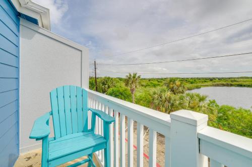 Galveston Apartment | Bay View, Pool Access Romantic Galveston Retreat!