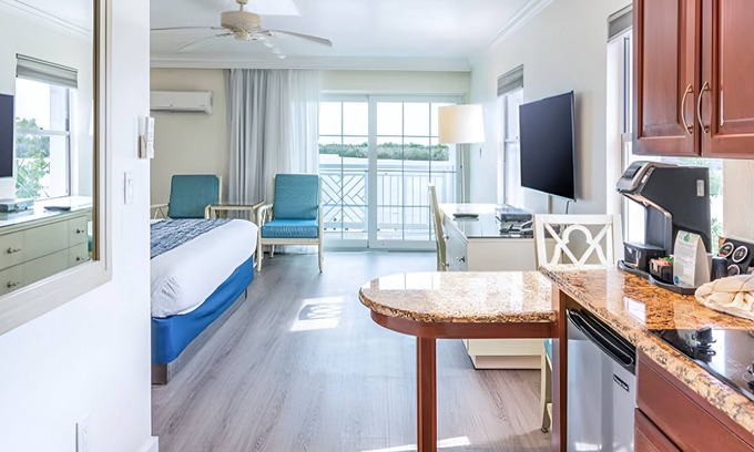 Captiva Hotel | Bay View Studio w/Balcony Views! | Free Parking | Onsite Pool | Private Beach