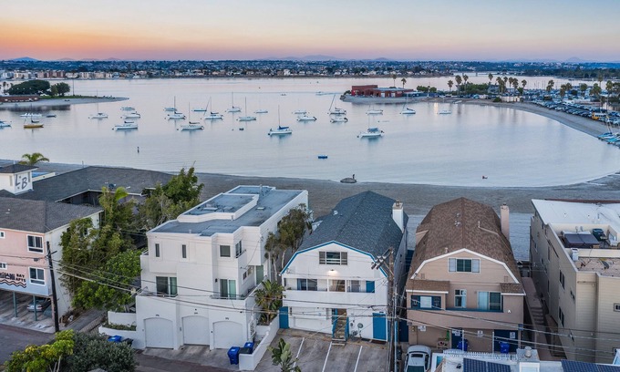 Central Mission Beach House | Bay View V by AvantStay | Stylish Mission Beach Home on the Sand!