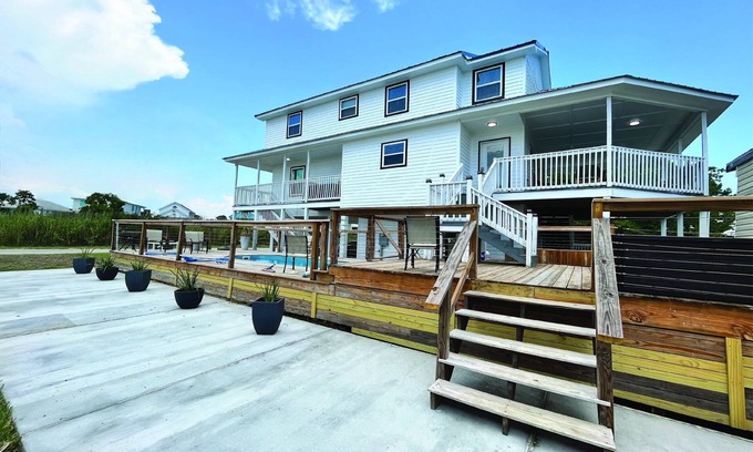 Shoreline Park House | Bay Watch - 5Br 3.5 Ba Waterfront with pool pet friendly