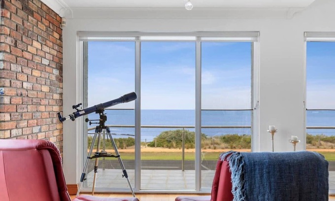 Portarlington House | Bayfront Bliss with Spa, Views and Fire