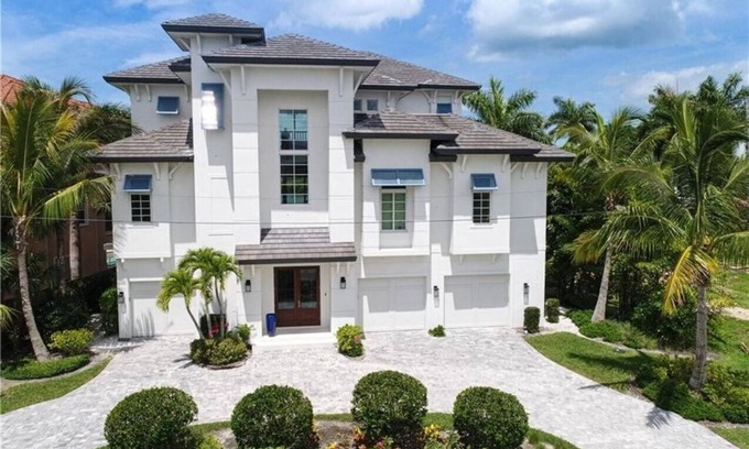 Bonita Springs House | Bayfront Luxury Estate – 5BR, Heated Pool, Spa, Gulf Access & Walk to Beach