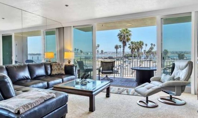 San Diego Condo | Bayfront Perfectly located 2bdrm 1 Parking spot with lots of free parking nearby