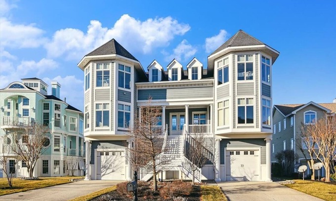 Ocean View House | Bayfront Retreat | Sleeps 16 | Pool + Beach Access