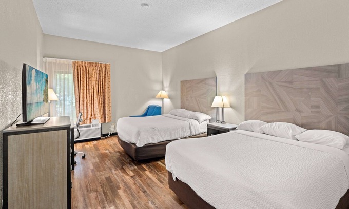 Hillcrest Hotel | Baymont by Wyndham Lawrence