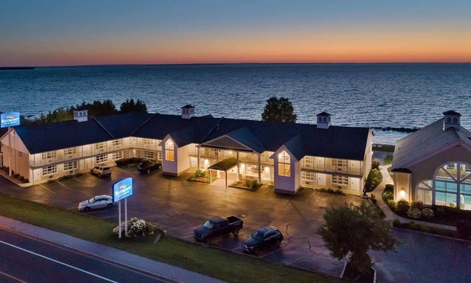 St Ignace Hotel | Baymont by Wyndham St Ignace Lakefront