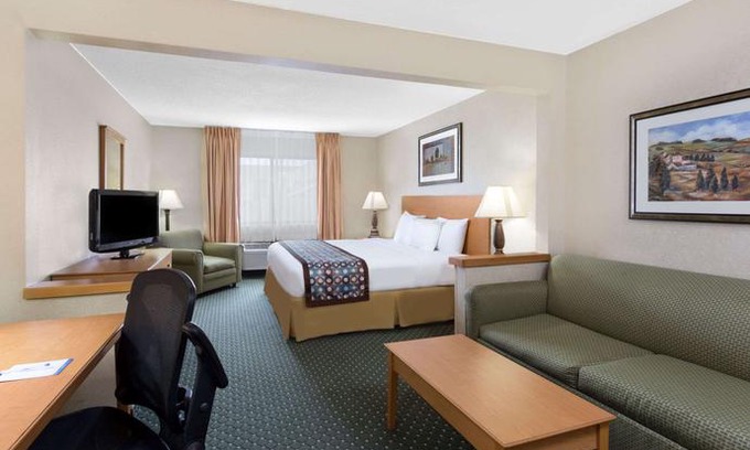Waterloo Hotel | Baymont by Wyndham Waterloo