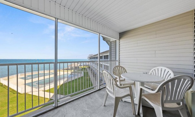 Put-in-Bay Hotel | BayShore #336