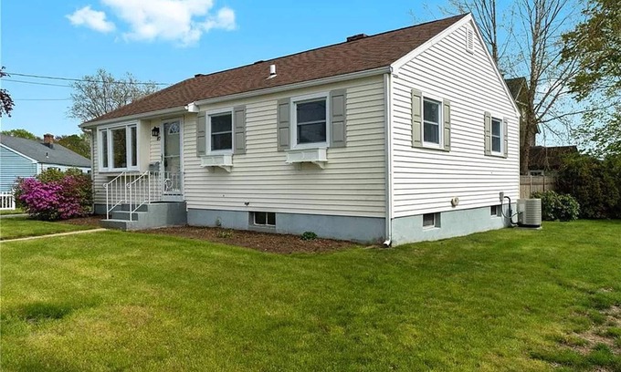New London House | Bayshore Breeze - Walk to Ocean Beach w/Patio