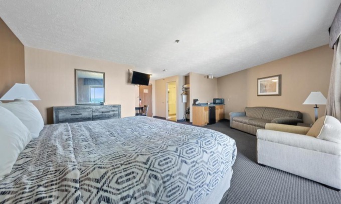 Put-in-Bay Hotel | BayShore King Suite #216
