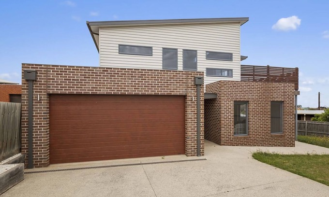 Portarlington House | Bayside Haven - High ceilings with stunning views