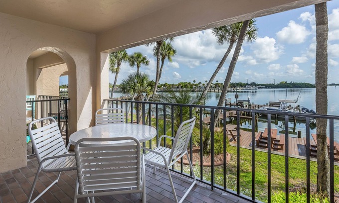 Englewood Condo | Bayview escape with shared pool & gas grill - easy beach access