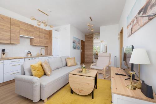 Katowice Apartment | Beżowy Apartament Przy Parku w Katowicach z Widokiem na Staw i Biurkiem by Noclegi Renters