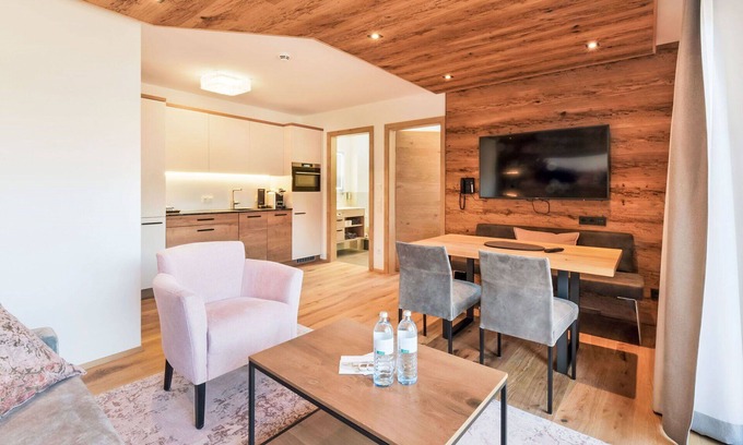 Schonbach Apartment | Beautiful apartment for 8 guests with pool, WIFI, TV and terrace