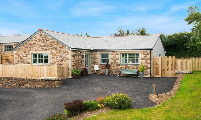 Truro Cottage | BE OUR GUEST COTTAGE, pet friendly, country holiday cottage in Truro