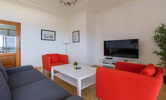 Las Palmas de Gran Canaria House | Beachfront House in Las Palmas near Las Canteras
