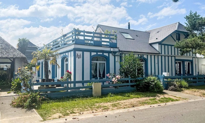 Merville-Franceville-Plage House | Beautiful private villa for 10 people with WIFI, TV, terrace, pets allowed and parking