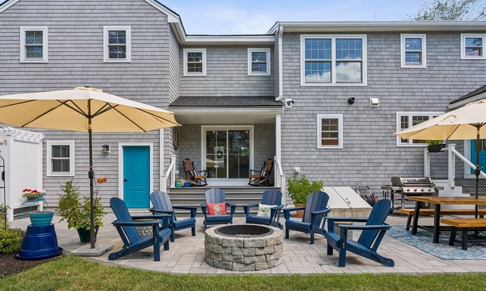 Kennebunk House | BEACH! 4Bdrm-Fire pit/patio/outdoor shower!