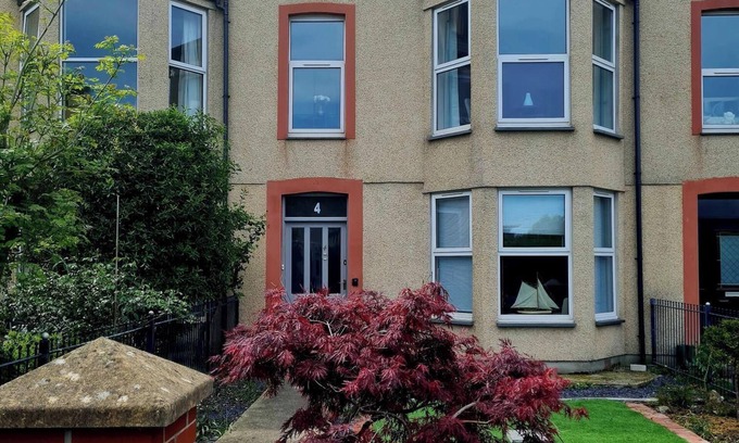Penmaenmawr House | BEACH 4min walk SNOWDONIA border 4-bed Dog&Family friendly VILLA CONWAY Brough