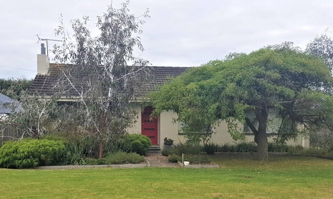 Portarlington House | Beach 650m, town center 450m. Pet & child friendly backyard with undercover deck