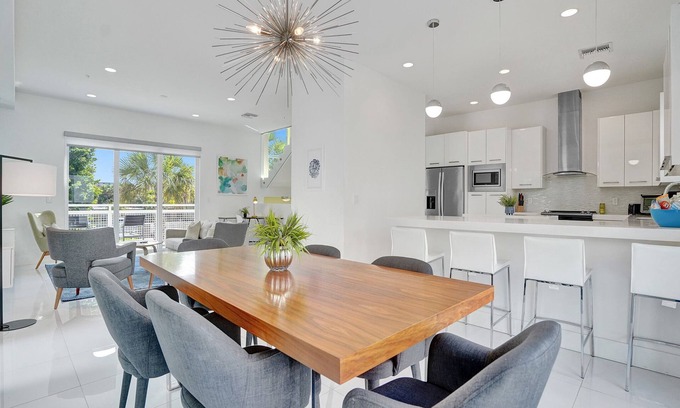 Pompano Beach House | BEACH ACCESS MODERN TOWNHOUSE! Pool, Spa and Gym!