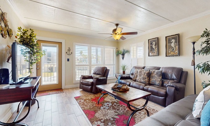 South Padre Island Condo | Beach-Adjacent Condo with Pool - Easy Access to Shops & Resturants