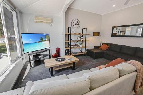 Lakes Entrance House | Beach and Lakes Cottage A