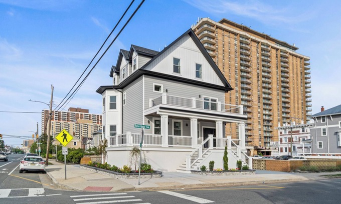 Ventnor City House | Beach Block! Luxory 7-bedroom house in Ventnor City with WiFi, AC