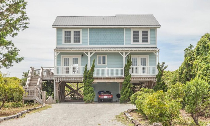 Caswell Beach House | Beach Buzz by Oak Island Accommodations