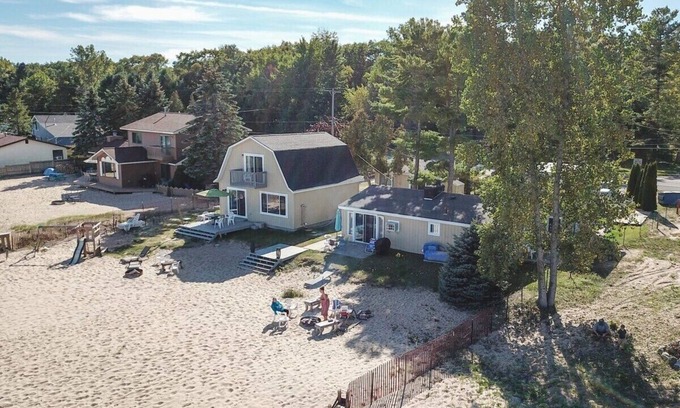 Oscoda House | Beach Club of Oscoda - All 4 Beachfront Cottages
